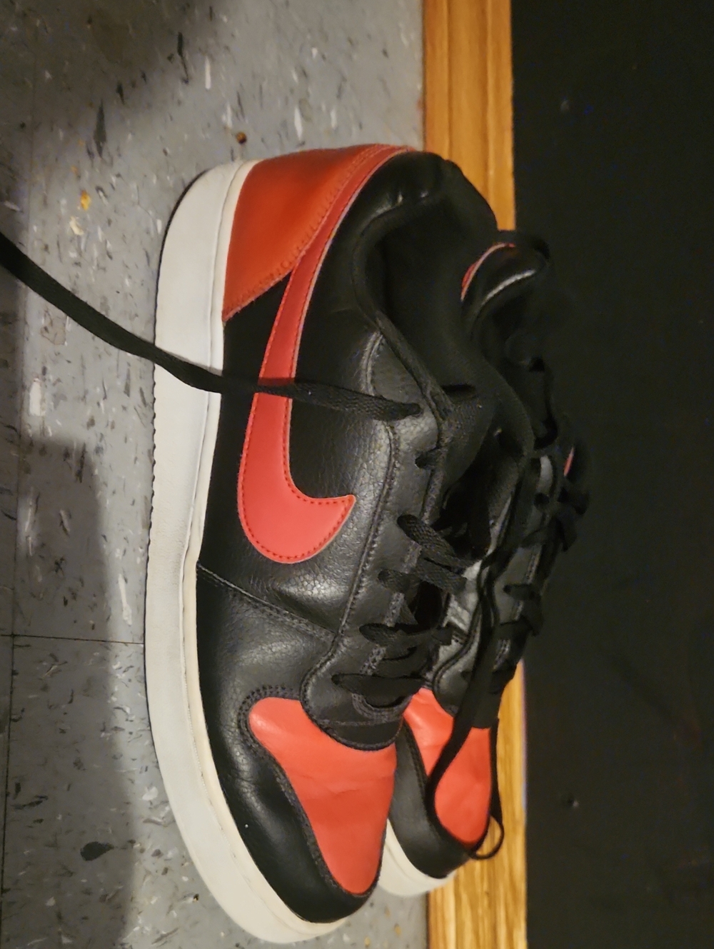 Nike Men’s Black and Red Leather Low-Top Sneakers